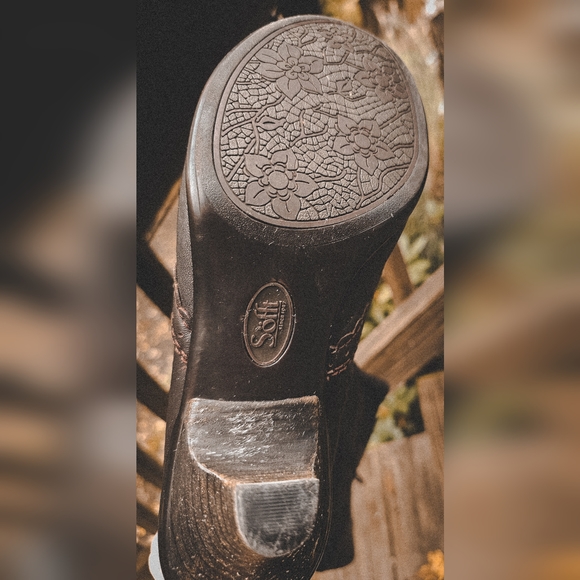 Sofft Leather womens boots, size 8, deep coffee brown, vintage look, retro look - Picture 3 of 5